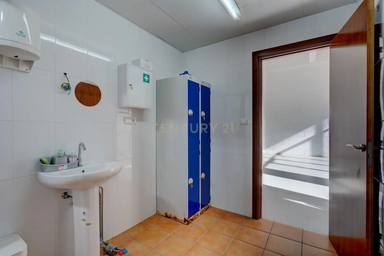 Badezimmer von Fabrikhallen zum Verkauf in Elgoibar