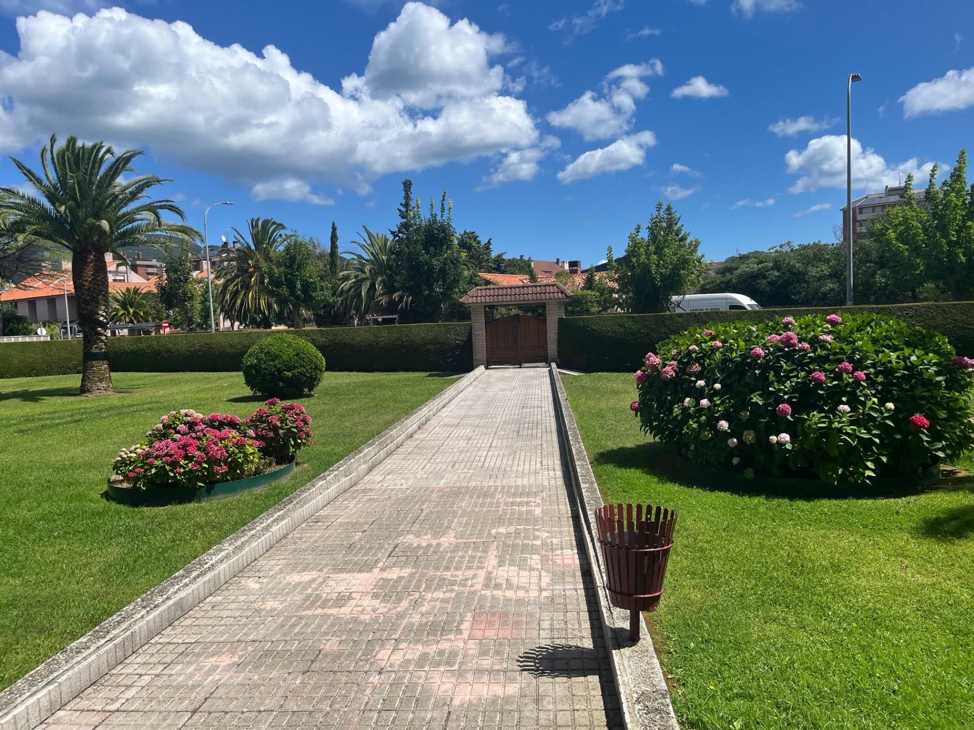 Jardí de Pis en venda en Laredo amb Calefacció i Terrassa