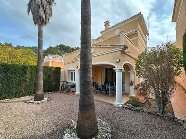 Detached house with pool for sale in Cometa