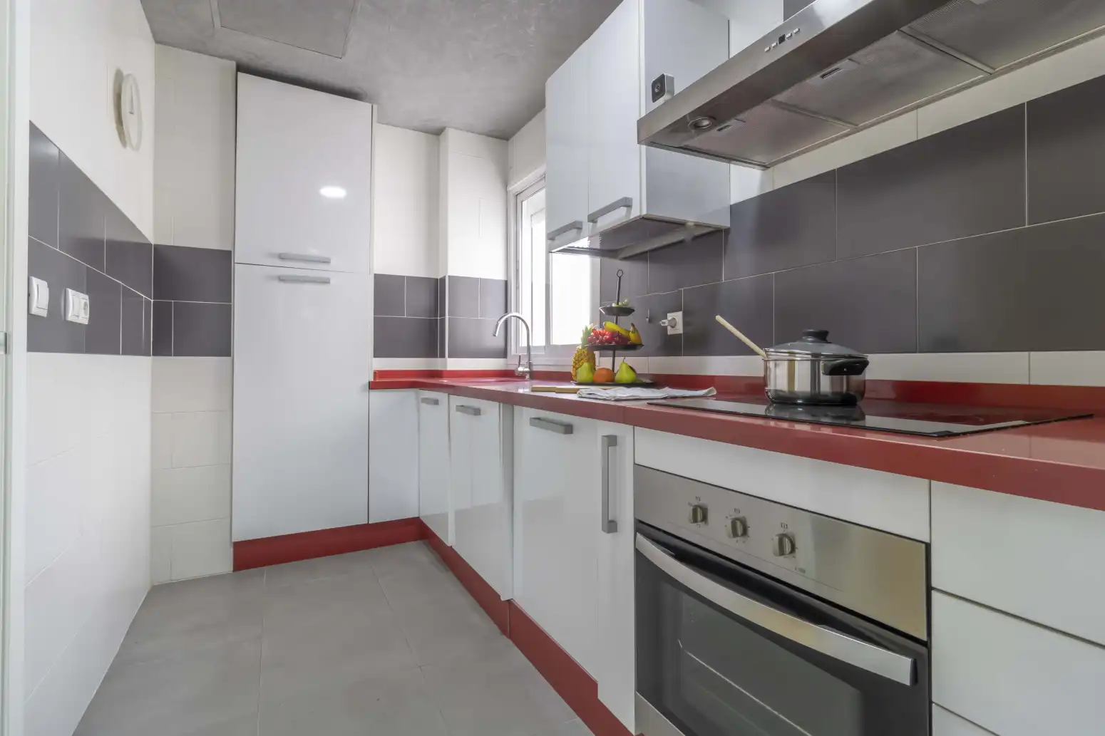 Küche von Wohnung zum Verkauf in Sevilla mit Klimaanlage und Abstellraum