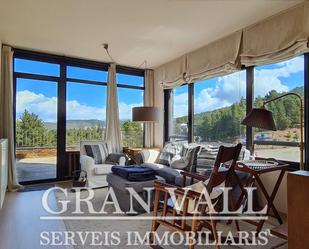 Sala d'estar de Casa adosada en venda en Alp amb Terrassa i Piscina