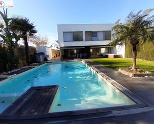 Piscina de Casa o xalet de lloguer en Alcalá de Guadaira amb Aire condicionat i Piscina