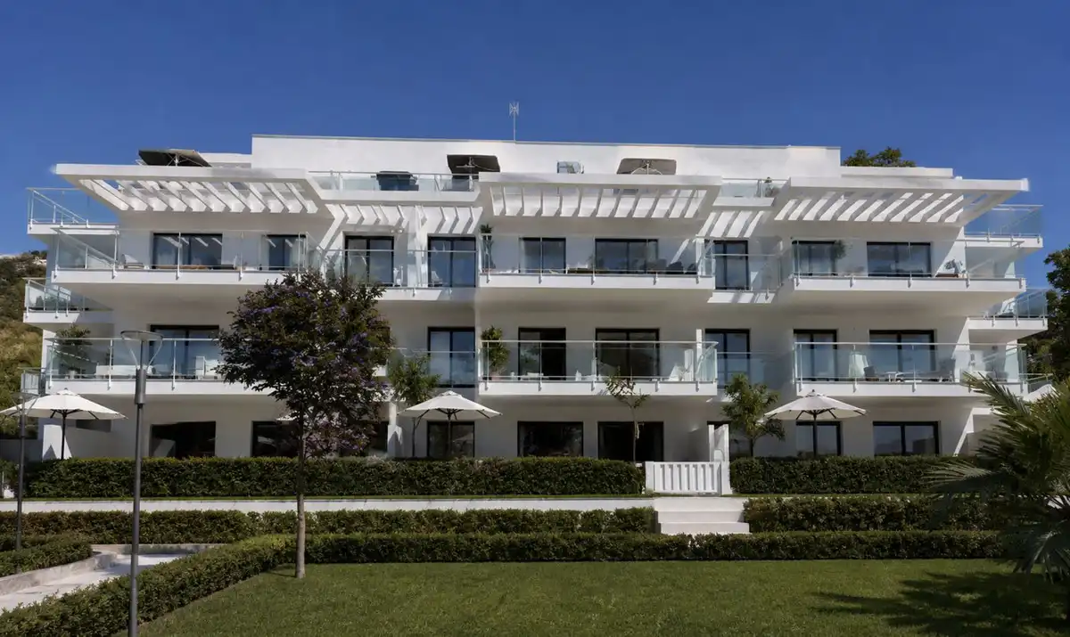 Vista exterior de Planta baixa en venda en Mijas amb Aire condicionat, Terrassa i Piscina comunitària