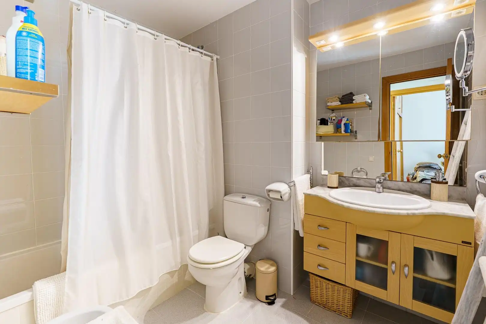 Badezimmer von Erdgeschoss zum Verkauf in Sitges mit Heizung, Privatgarten und Terrasse