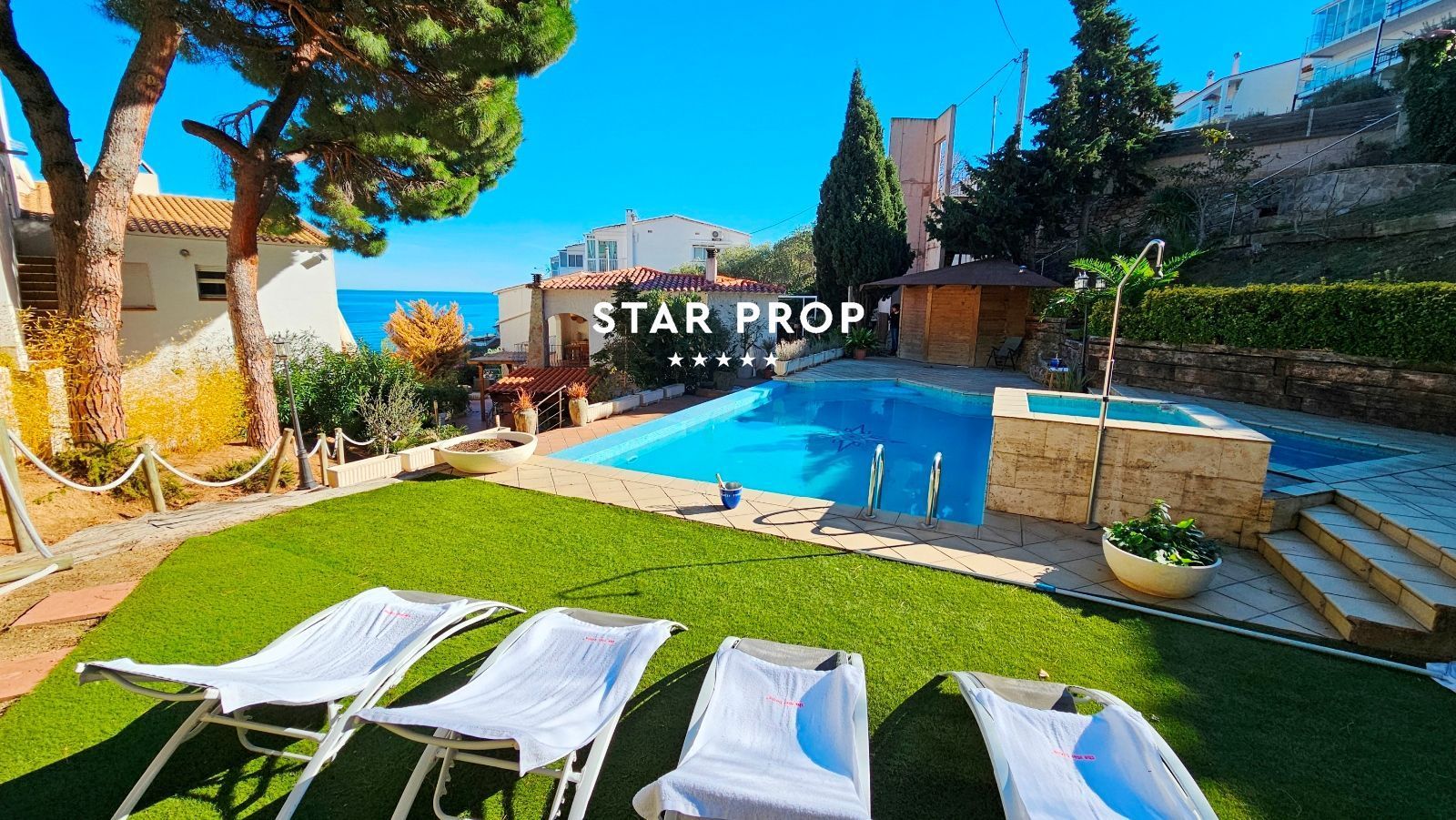 Vista exterior de Casa o xalet en venda en Llançà amb Aire condicionat, Calefacció i Jardí privat