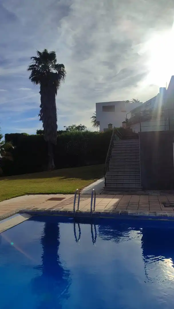 Vista exterior de Casa o xalet en venda en Badajoz amb Aire condicionat, Calefacció i Jardí privat