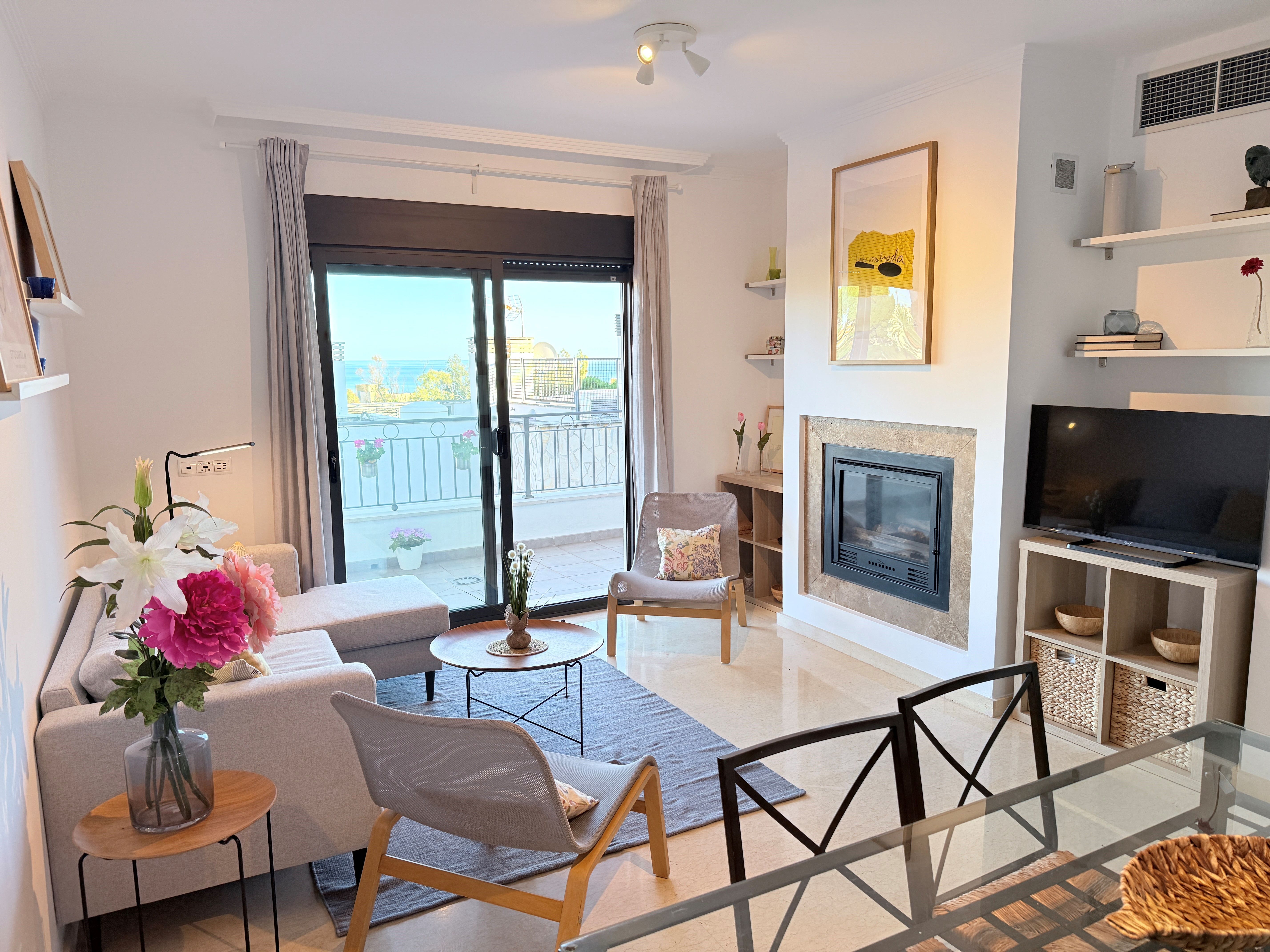 Living room of Single-family semi-detached for sale in Fuengirola  with Private garden, Terrace and Community pool