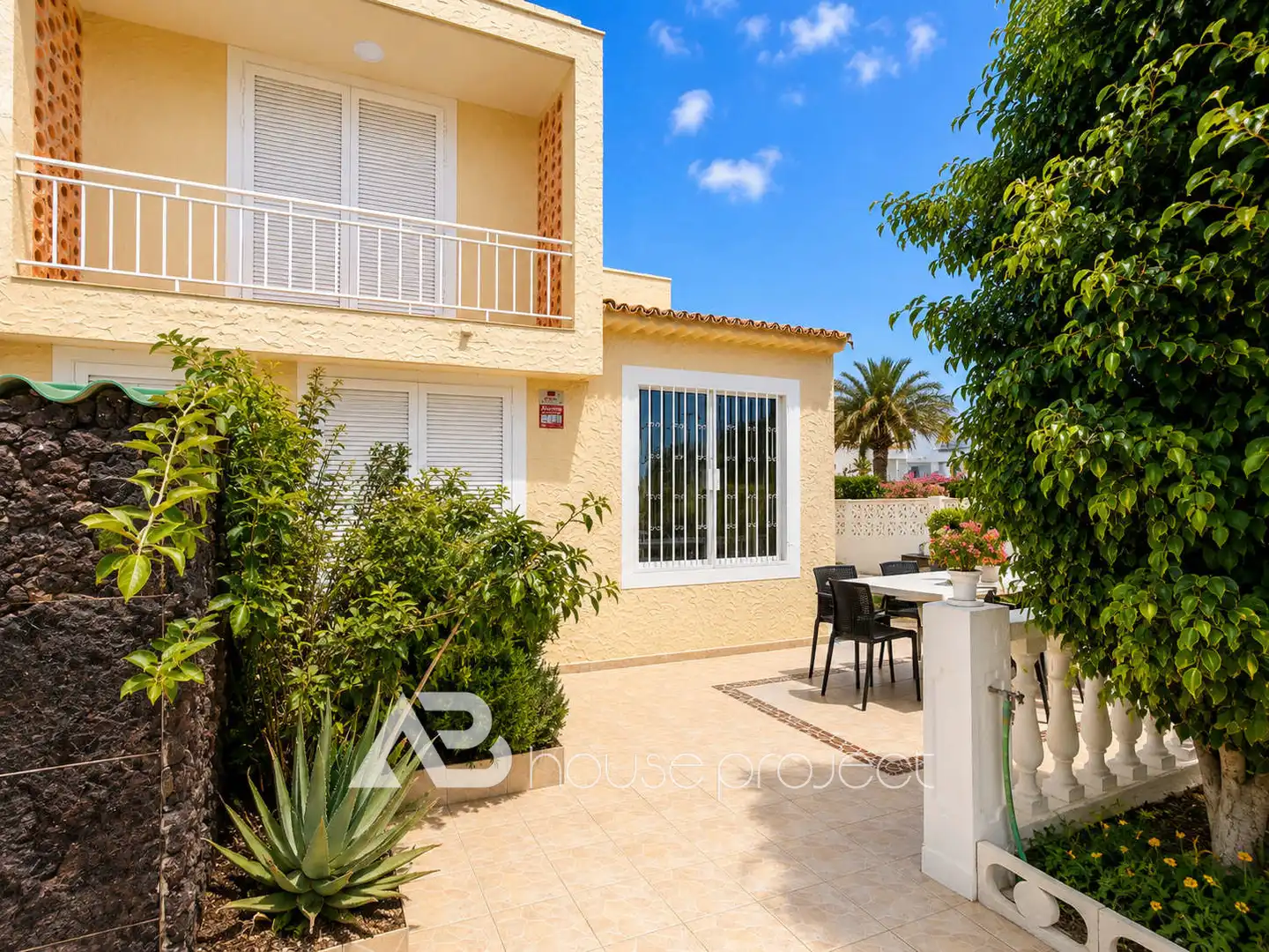 Vista exterior de Casa o xalet en venda en Adeje amb Aire condicionat, Jardí privat i Terrassa
