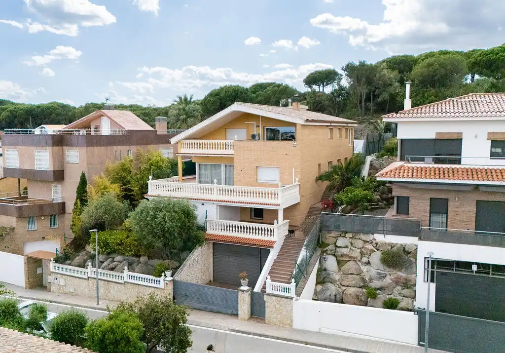Casa amb piscina en venda a Canet de Mar, imagen 3