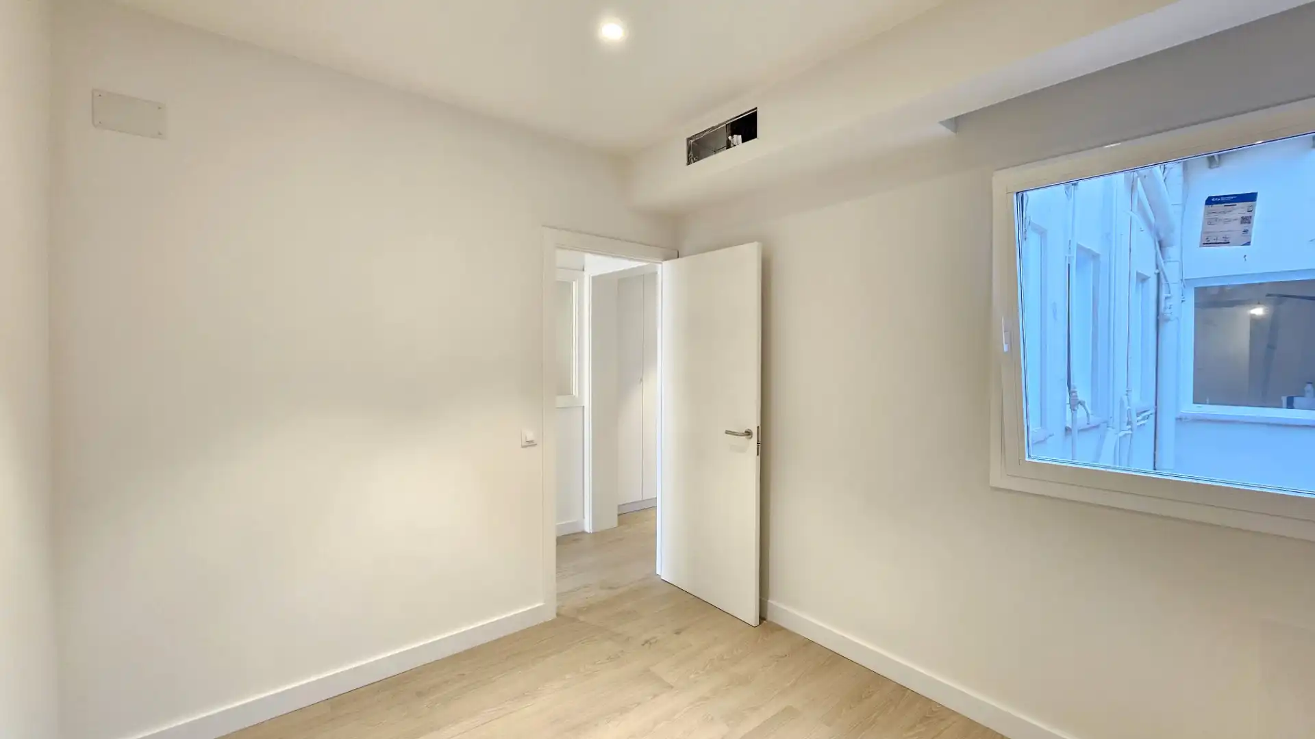 Schlafzimmer von Büro zur Miete in Barcelona mit Klimaanlage, Heizung und Internet