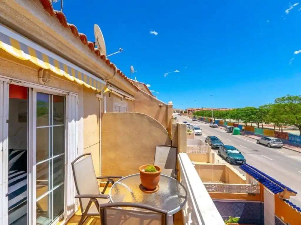 Terrasse von Einfamilien-Reihenhaus zum Verkauf in Torrevieja mit Klimaanlage, Privatgarten und Schwimmbad