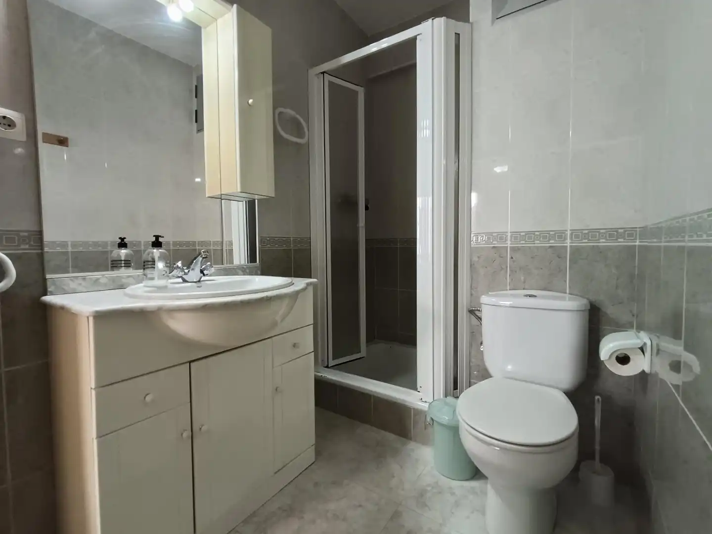 Bathroom of Flat for sale in Córdoba  with Air Conditioner, Terrace and Furnished