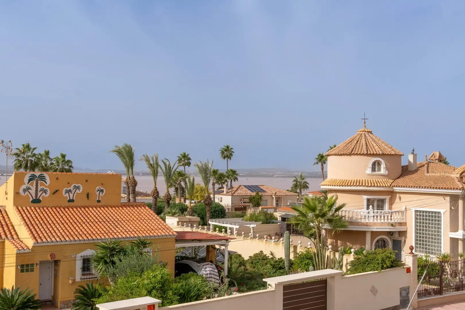 Vista exterior de Casa o xalet en venda en Torrevieja amb Aire condicionat, Calefacció i Jardí privat
