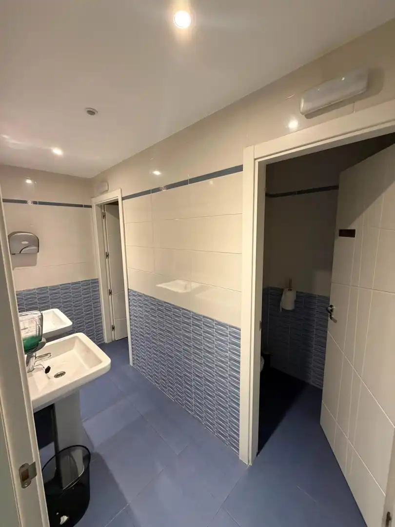 Badezimmer von Geschaftsraum zur Miete in Coslada