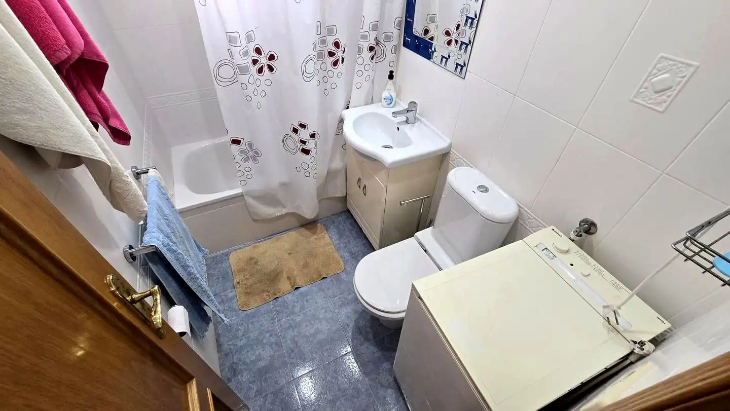 Badezimmer von Wohnung zum Verkauf in Gandia mit Klimaanlage, Terrasse und Möbliert
