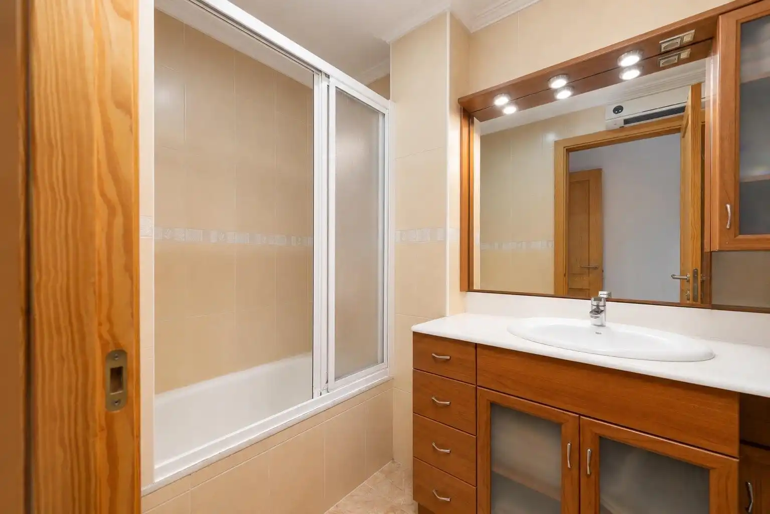 Badezimmer von Wohnungen zum Verkauf in Alcúdia mit Klimaanlage, Heizung und Terrasse