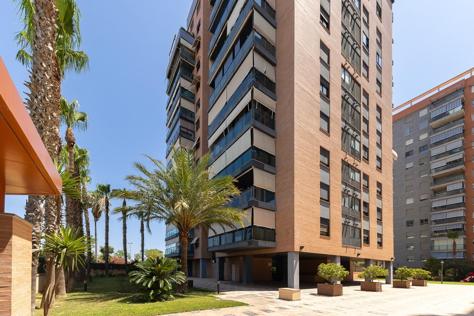 Vista exterior de Àtic en venda en Mislata amb Calefacció, Jardí privat i Parquet