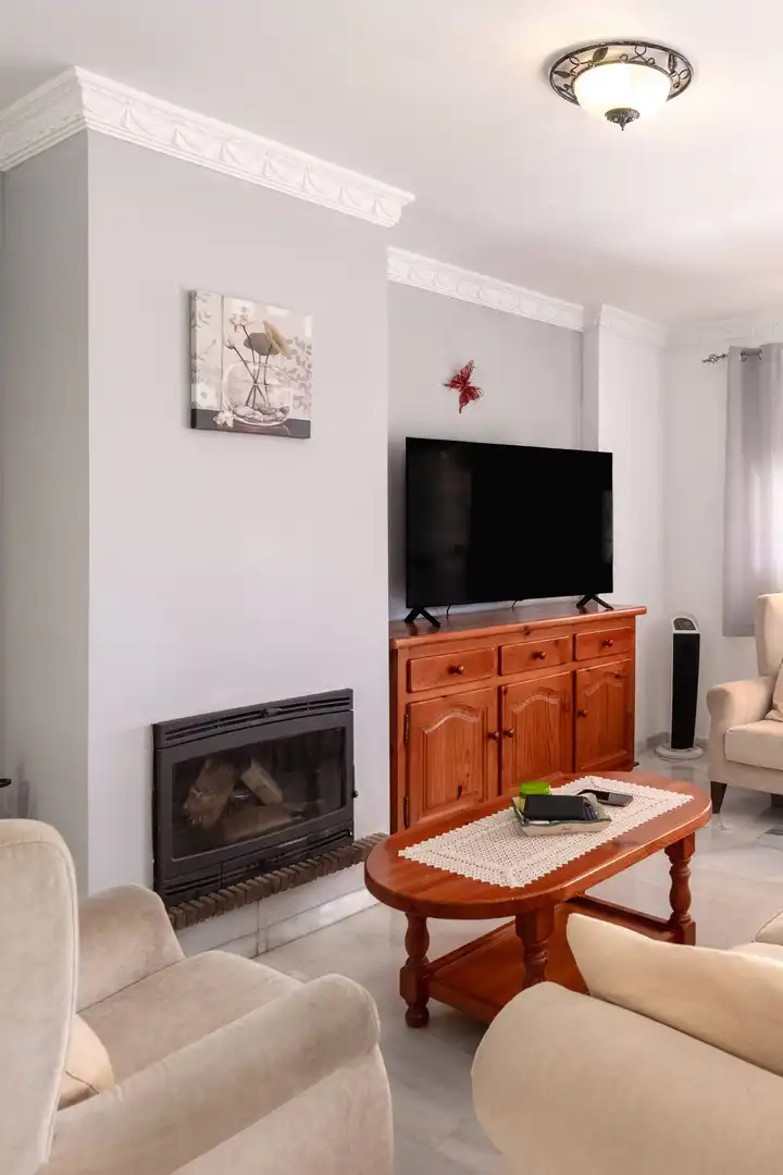 Sala d'estar de Casa adosada en venda en Marbella amb Aire condicionat, Jardí privat i Terrassa