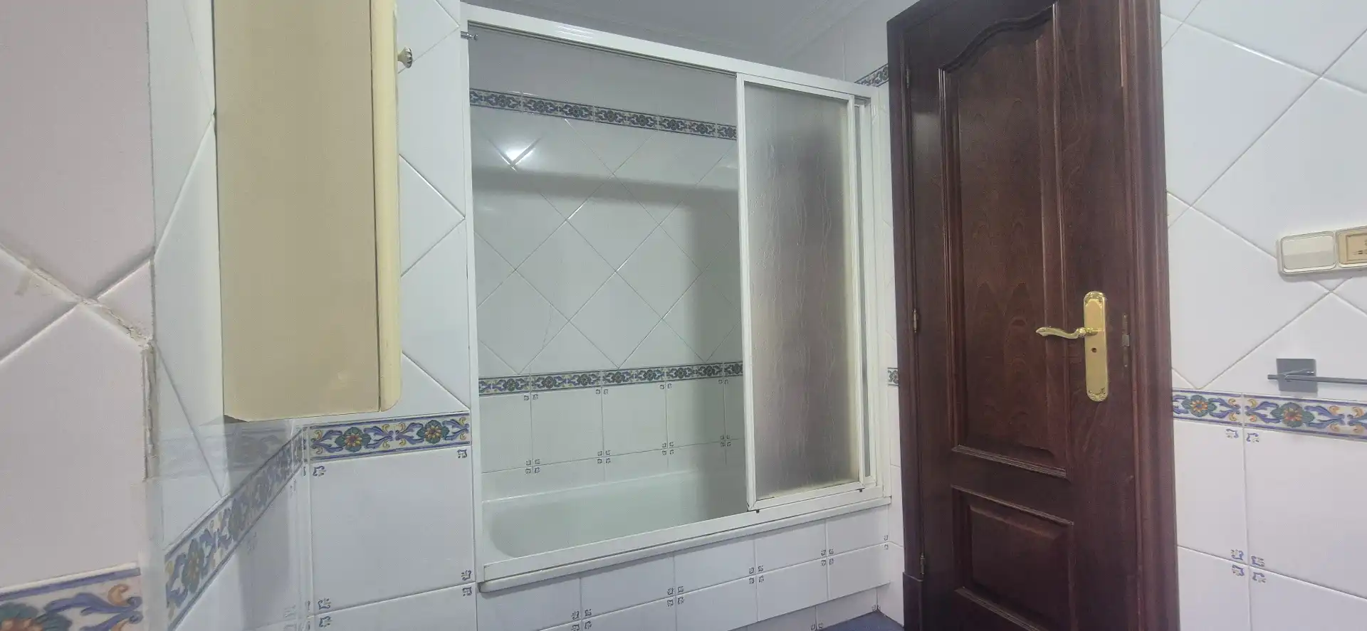 Bathroom of Flat for rent in Vigo   with Heating, Parquet flooring and Storage room