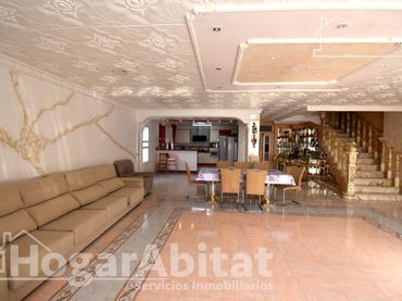 Casa amb balcó en venda a Calle Abdón y Senén