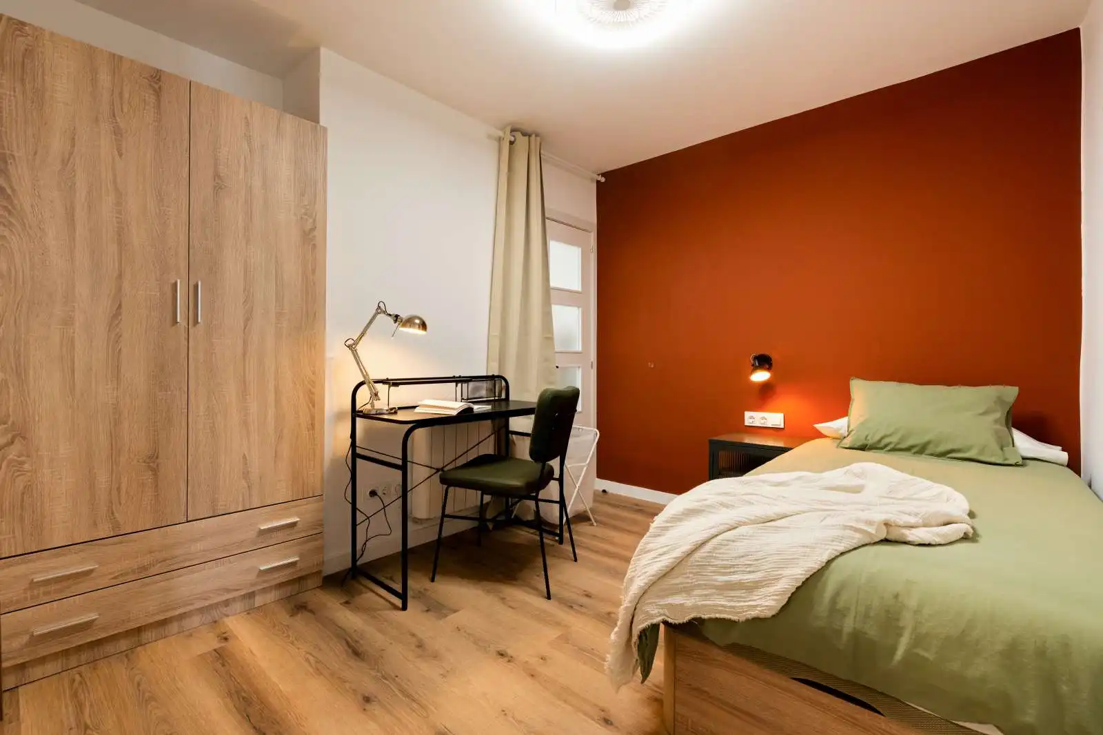 Bedroom of Flat for share in Sabadell  with Air Conditioner, Heating and Terrace