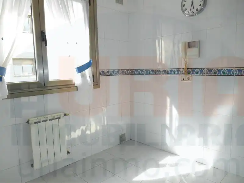 Badezimmer von Wohnung zur Miete in Oviedo  mit Heizung, Abstellraum und Ofen