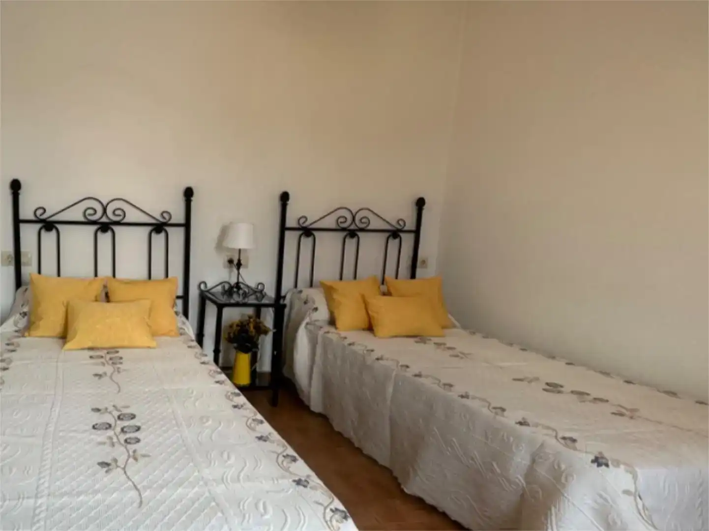 Schlafzimmer von Wohnungen zur Miete in Guadalcanal mit Klimaanlage, Waschmaschine und Mikrowelle