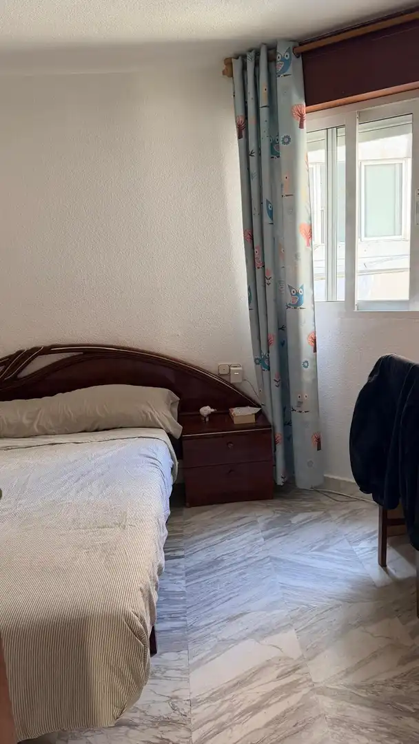 Dormitori de Pis de lloguer en Granada amb Moblat i Balcó