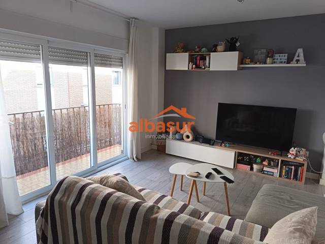 Piso en Venta en Calle Cobo de Guzmán, 4 en Santa Rosa - Valdeolleros