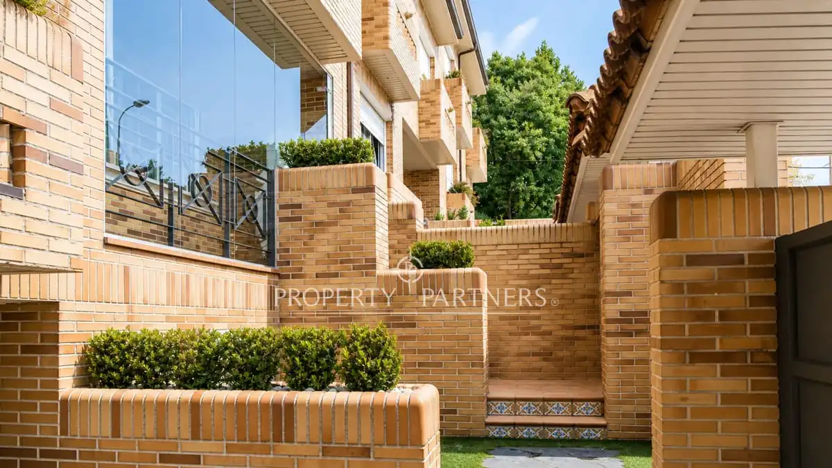 Vista exterior de Casa adosada en venta en Madrid con Aire acondicionado, Calefacción y Jardín privado