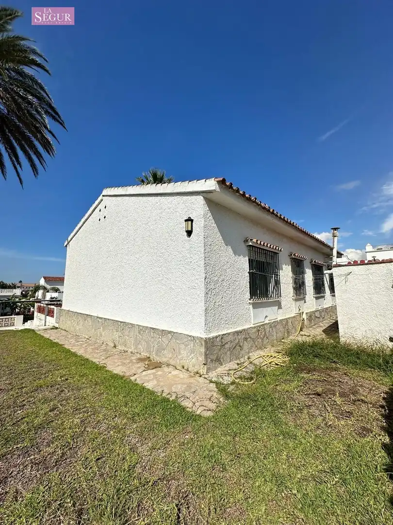 Vista exterior de Casa o xalet en venda en Conil de la Frontera amb Jardí privat, Terrassa i Traster