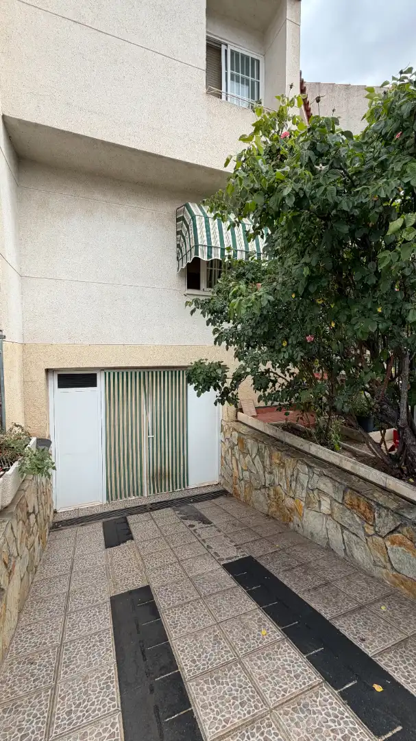 Vista exterior de Casa adosada en venda en Torres de la Alameda amb Aire condicionat, Calefacció i Jardí privat