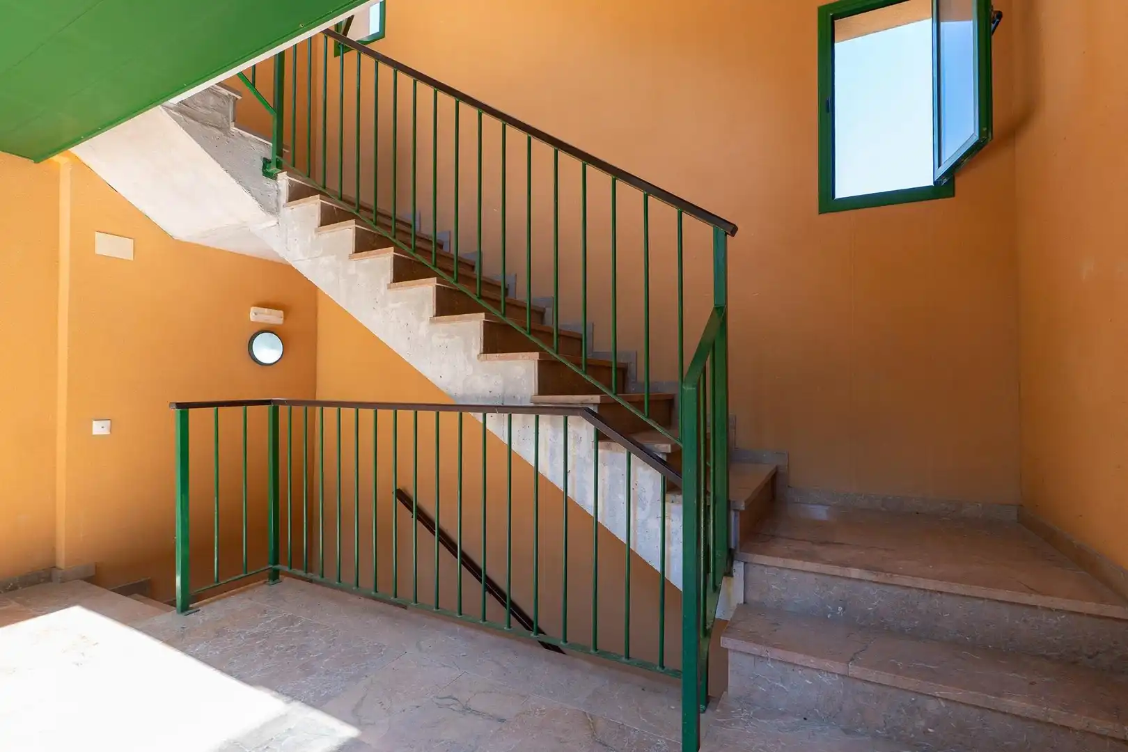 Erdgeschoss zum Verkauf in Amposta mit Terrasse, Abstellraum und Möbliert