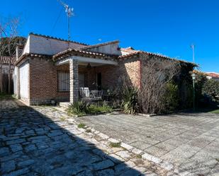 Vista exterior de Casa o xalet en venda en Aldea del Fresno amb Terrassa i Piscina