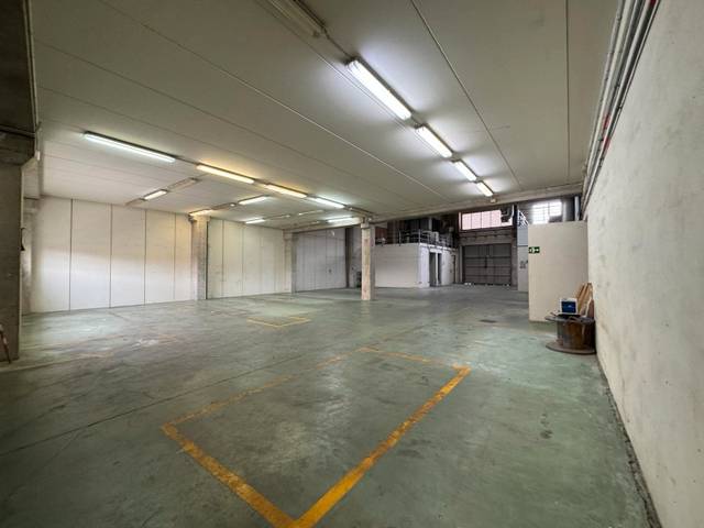 Nave industrial en Venta en Carrer de Karl Marx en El Forn d'Alcedo