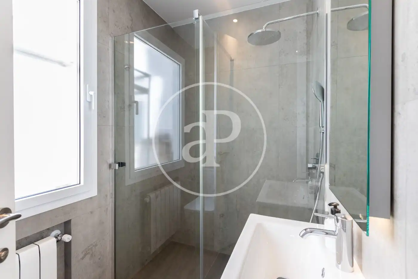 Badezimmer von Dachboden zur Miete in Madrid mit Klimaanlage, Heizung und Terrasse