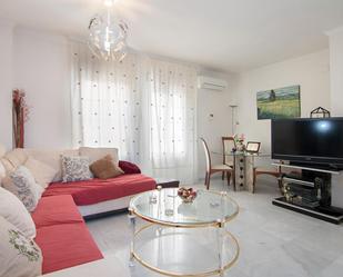 Living room of Single-family semi-detached to rent in  Granada Capital  with Heating, Parquet flooring and Terrace