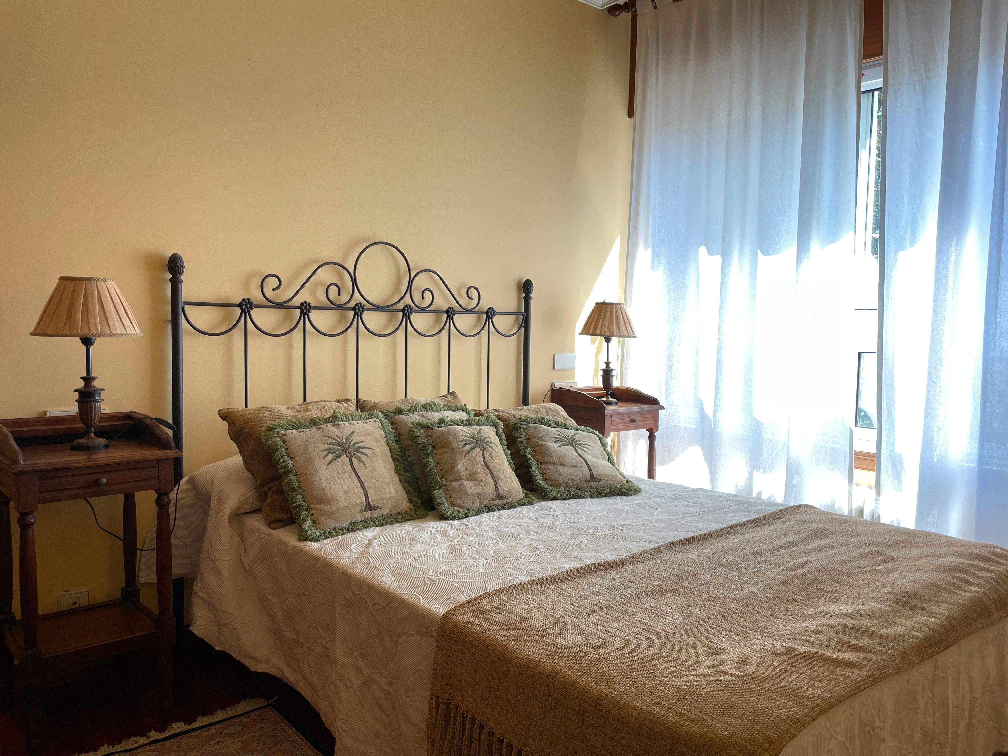 Bedroom of Flat to rent in Pontevedra Capital   with Heating and Furnished