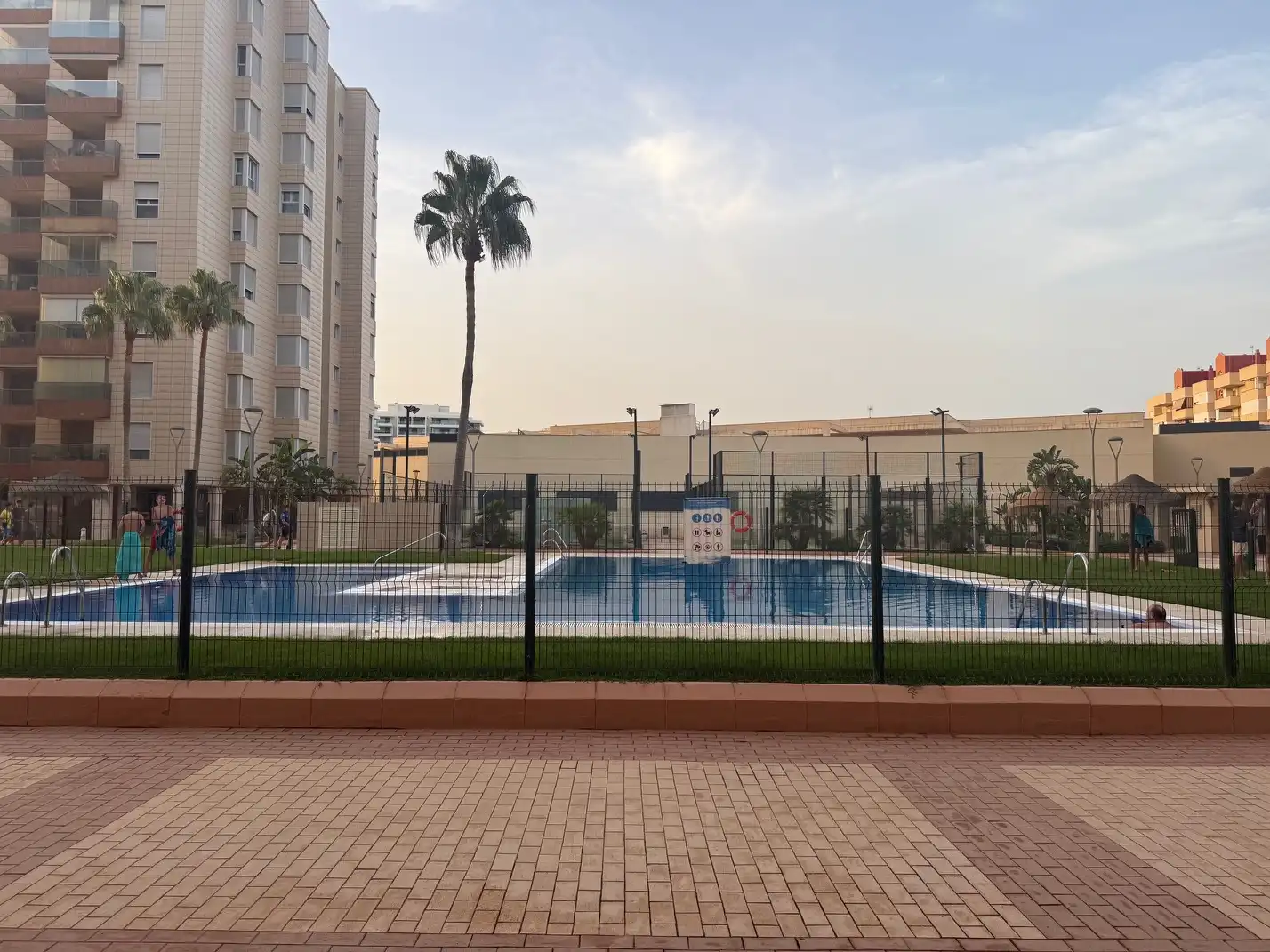 Piscina de Piso de alquiler en Almería con Aire acondicionado, Calefacción y Terraza