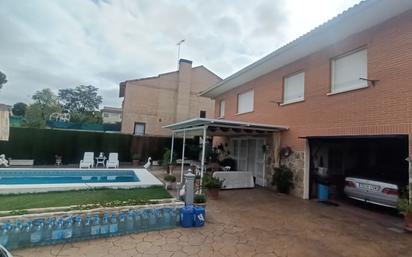 Piscina de Casa o xalet en venda en Casarrubios del Monte amb Aire condicionat, Terrassa i Piscina