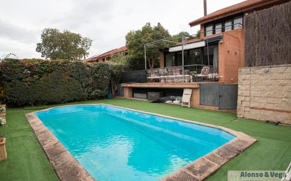 Swimming pool of Single-family semi-detached for sale in Pozuelo de Alarcón  with Air Conditioner, Private garden and Terrace