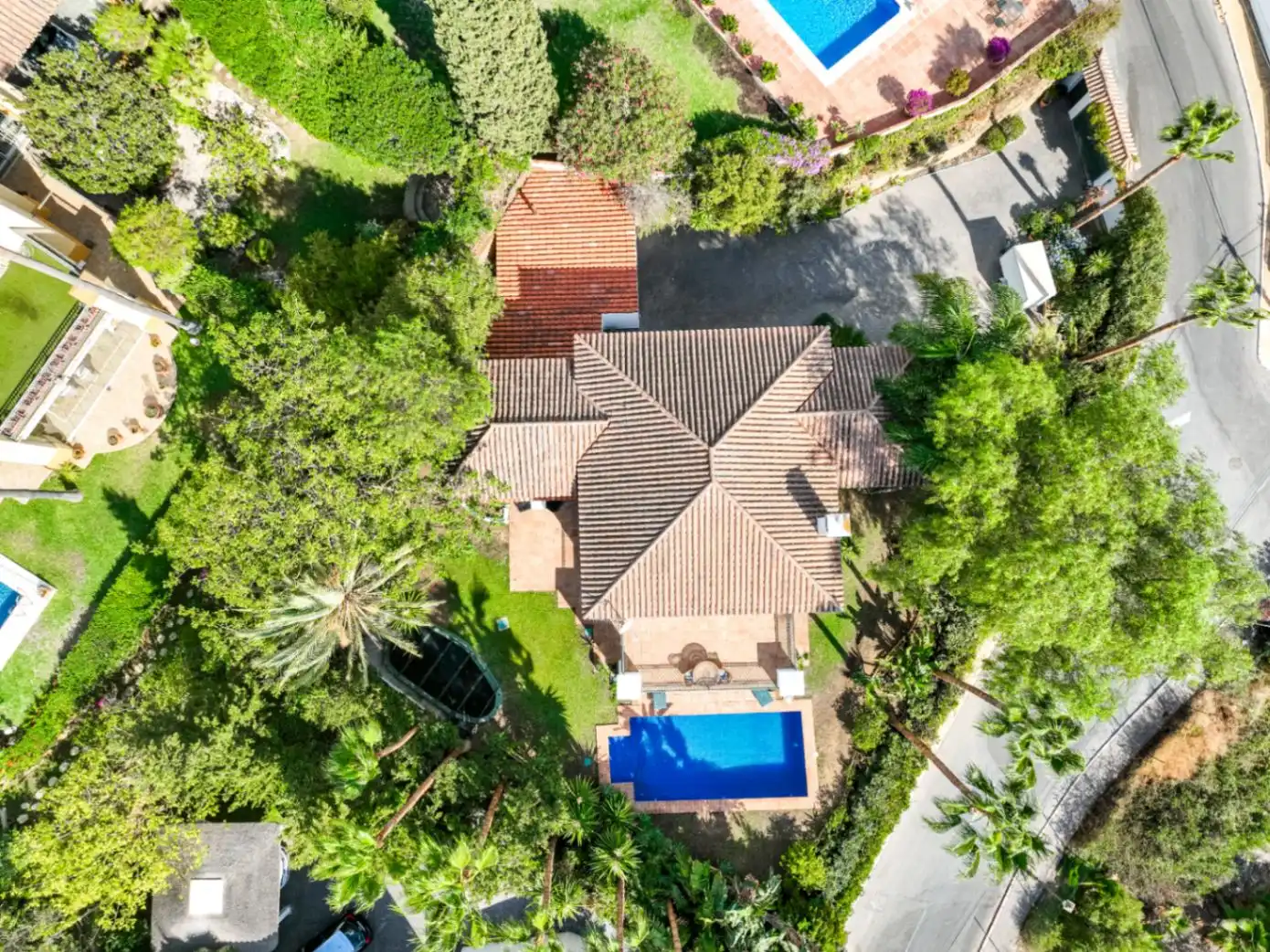 Vista exterior de Casa o xalet en venda en Marbella amb Aire condicionat, Calefacció i Jardí privat