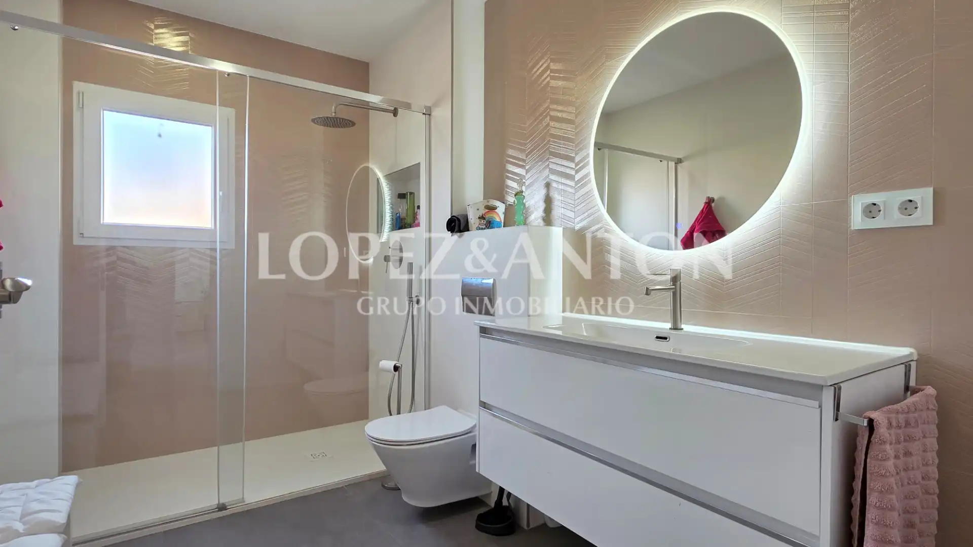 Badezimmer von Haus oder Chalet zum Verkauf in L'Eliana mit Klimaanlage, Heizung und Privatgarten