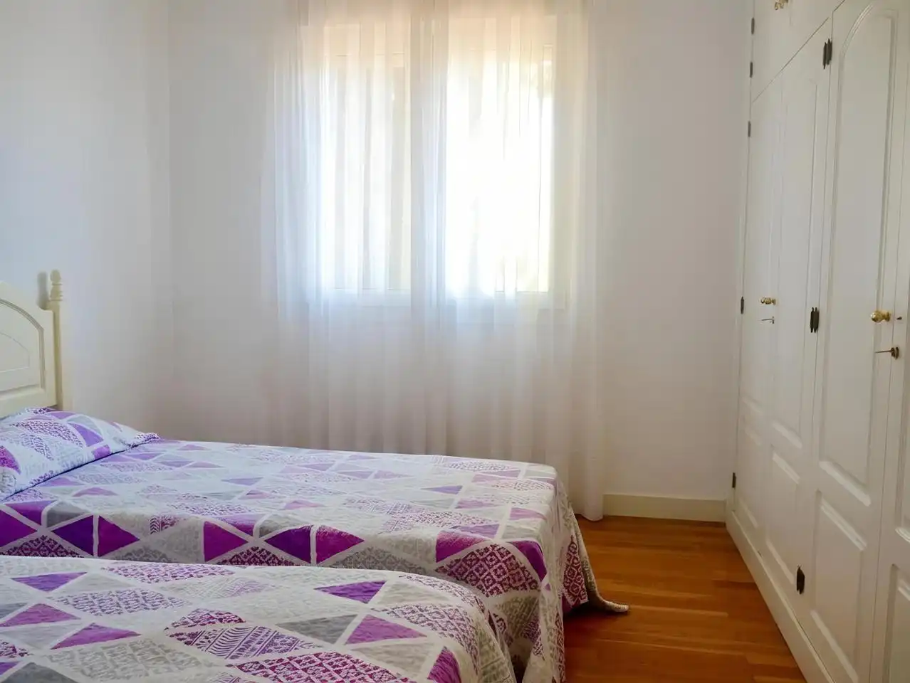 Dormitori de Casa o xalet en venda en Tomares amb Aire condicionat, Jardí privat i Parquet