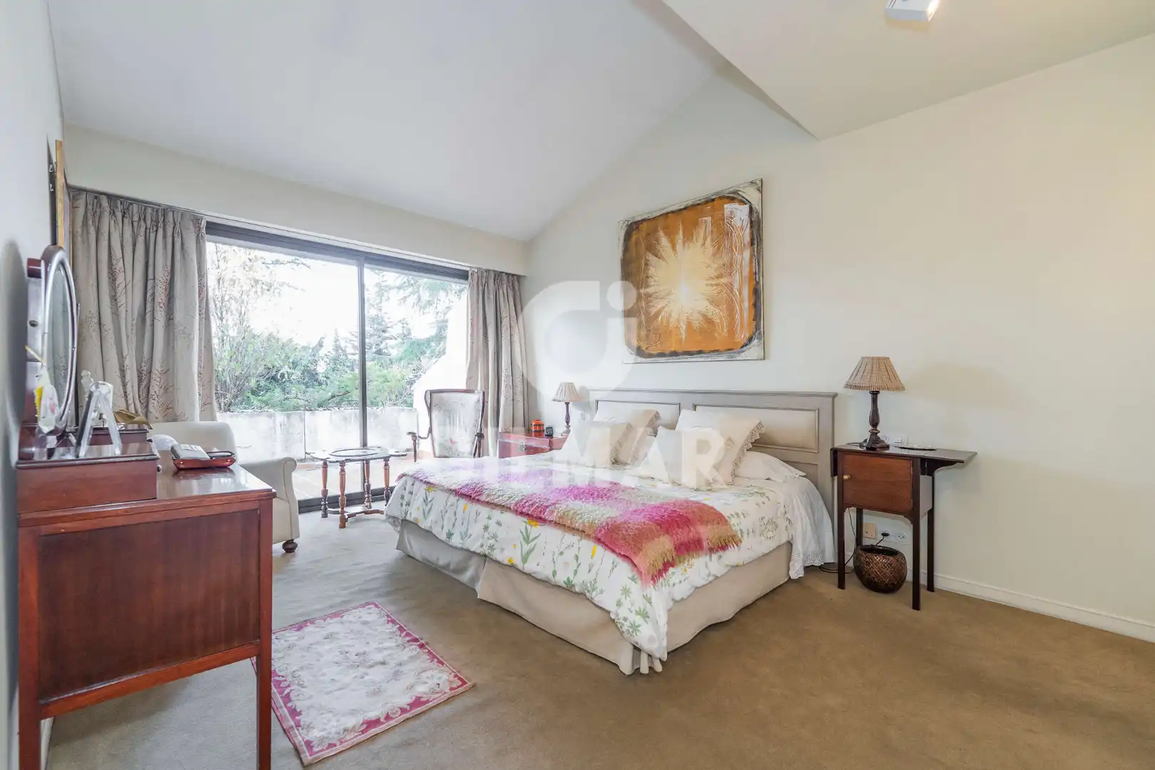 Schlafzimmer von Einfamilien-Reihenhaus zum Verkauf in La Moraleja mit Klimaanlage, Heizung und Privatgarten