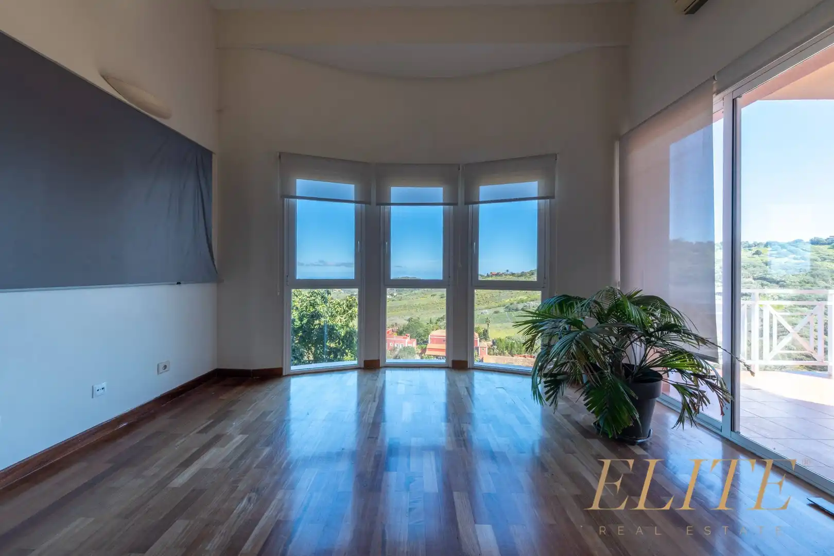 Wohnzimmer von Einfamilien-Reihenhaus zum Verkauf in Santa Brígida mit Parkett