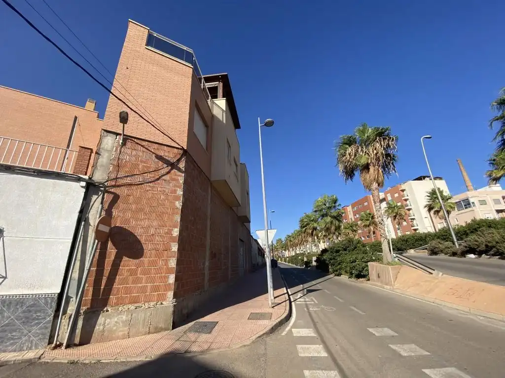 Vista exterior de Local en venta en Almería