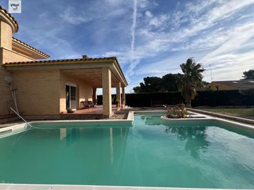 Chalet con piscina en venta en Roquetes