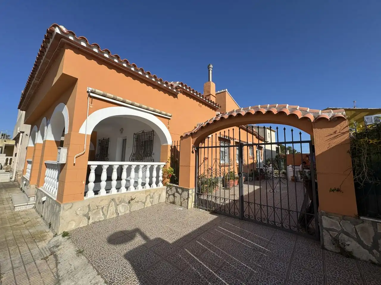 Vista exterior de Casa o xalet en venda en Oliva amb Aire condicionat
