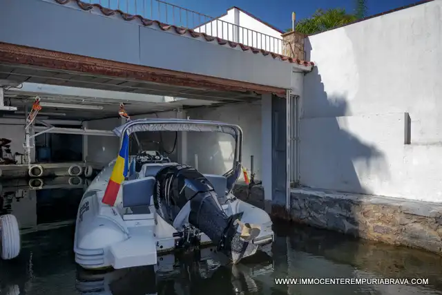 Parking of Houses for sale in Empuriabrava  with Air Conditioner, Heating and Private garden